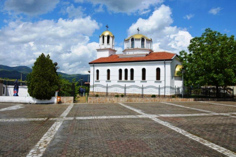 село Полето, център