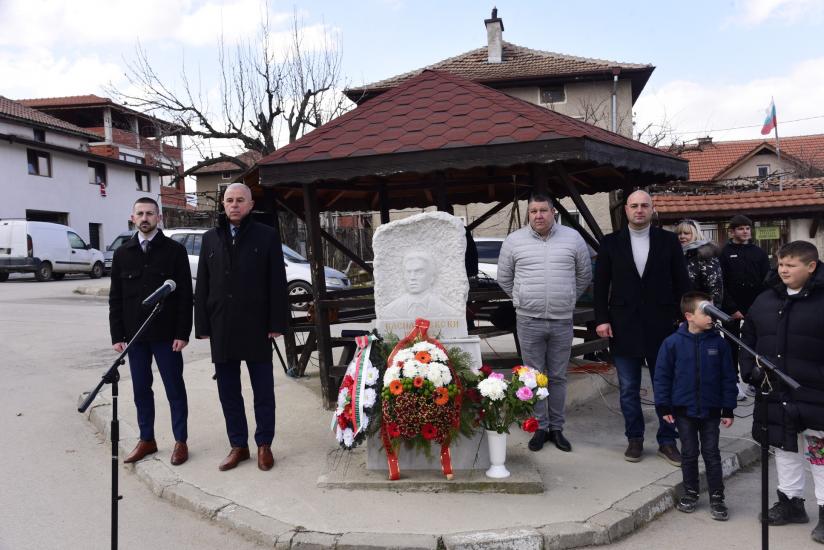 Крупник, Васил Левски, годишнина, отбелязване