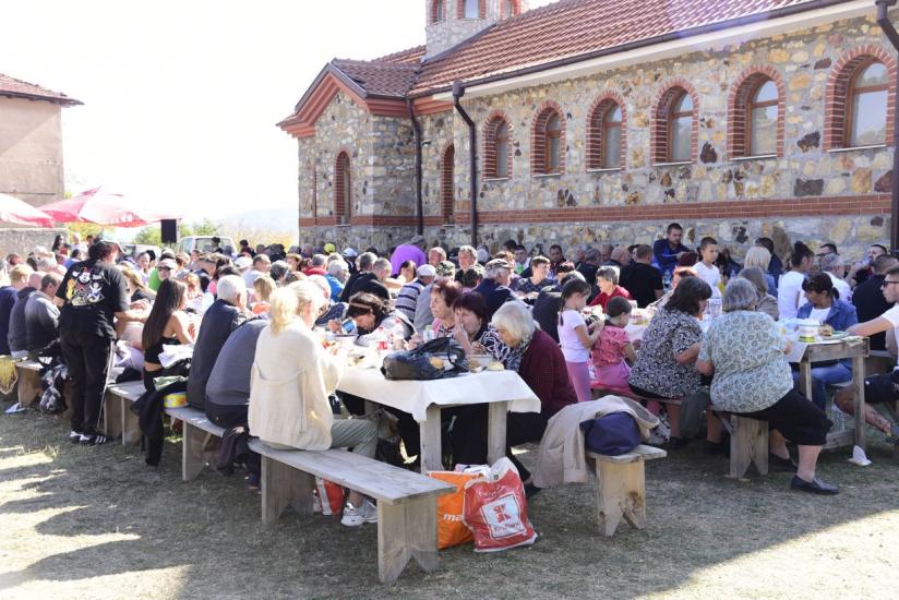 Света Петка, Тросково, храмов празник, Апостол Апостолов