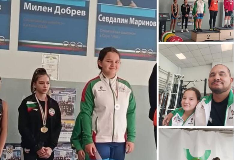 Община Симитли (121), Симитли Инфо (3418), Анна Димитрова (4140), щанги (4141), тежести (4142), Трето място (1372), Републиканското първенство (4143), вдигане на тежести (4144), награда (1421), Сребърен медал (254)