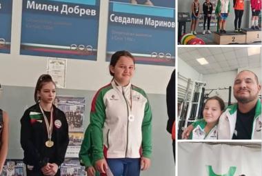 Община Симитли (121), Симитли Инфо (3418), Анна Димитрова (4140), щанги (4141), тежести (4142), Трето място (1372), Републиканското първенство (4143), вдигане на тежести (4144), награда (1421), Сребърен медал (254)