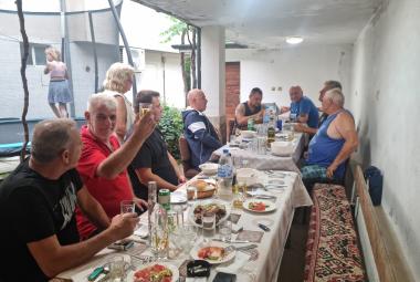 Пич махала,  Апостолов, приятели